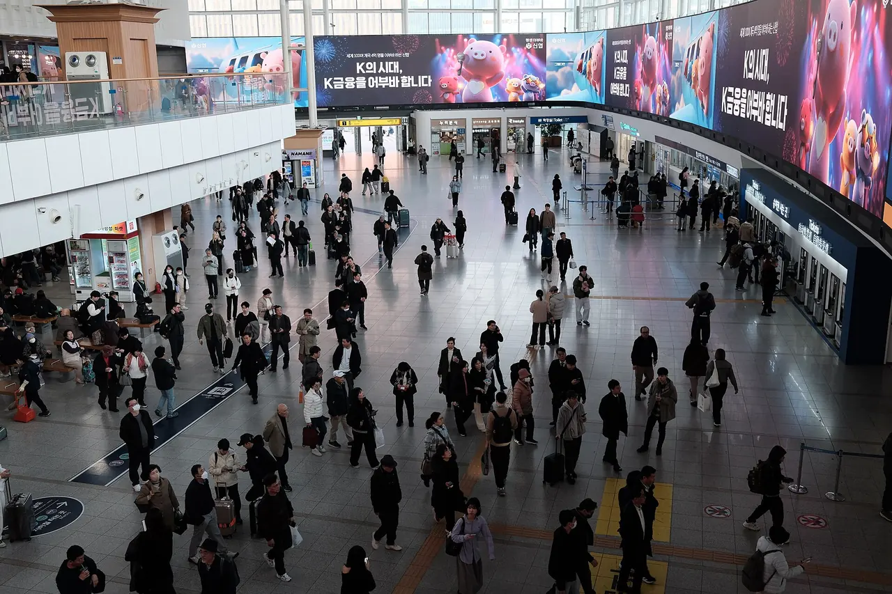 Main concourse inside Seoul Station in Seoul, South Korea